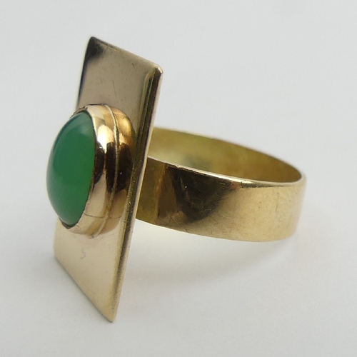 53 - 9ct gold chrysoprase set ring, 5.6 grams, 21.3mm, Size R. UK Postage £12.