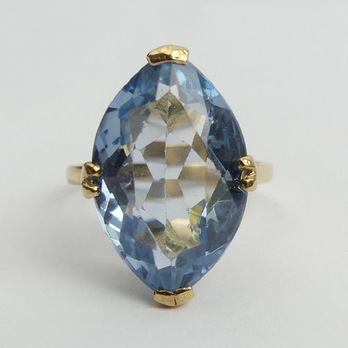 54 - 9ct gold blue topaz single stone ring, 7 grams, 32.1mm, Size W. UK Postage £12