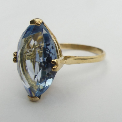 54 - 9ct gold blue topaz single stone ring, 7 grams, 32.1mm, Size W. UK Postage £12