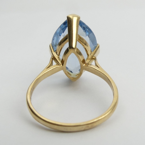 54 - 9ct gold blue topaz single stone ring, 7 grams, 32.1mm, Size W. UK Postage £12