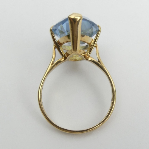 54 - 9ct gold blue topaz single stone ring, 7 grams, 32.1mm, Size W. UK Postage £12