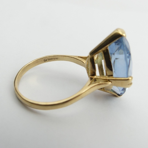 54 - 9ct gold blue topaz single stone ring, 7 grams, 32.1mm, Size W. UK Postage £12