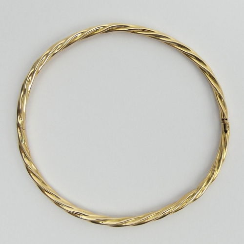 69 - 18ct gold twist design hinged bangle, 5 grams, 3.2mm wide, UK Postage £12.