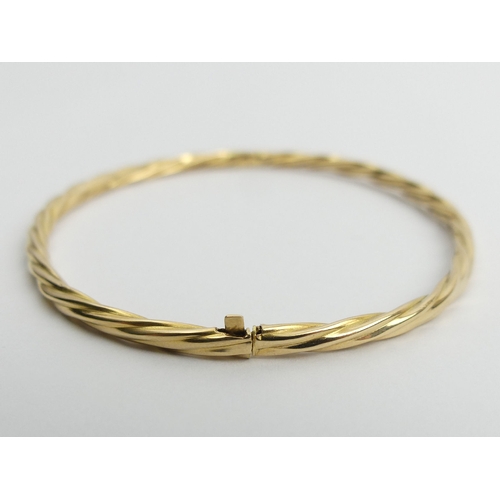 69 - 18ct gold twist design hinged bangle, 5 grams, 3.2mm wide, UK Postage £12.