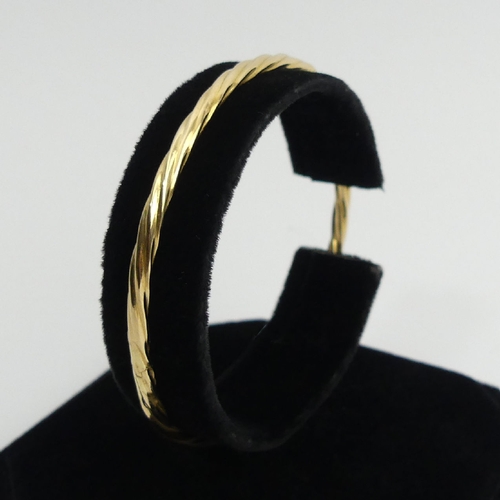 69 - 18ct gold twist design hinged bangle, 5 grams, 3.2mm wide, UK Postage £12.