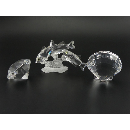 267 - Swarovski crystal Three South Sea Fish and a Swarovski Shell along with a SCS crystal, all boxed, Fi... 