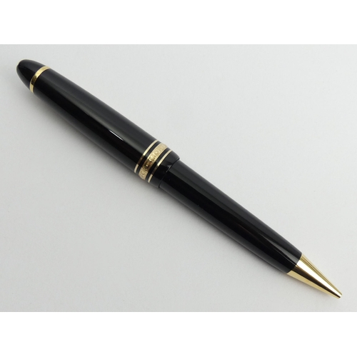 149 - Mont Blanc Meisterstuck propelling pencil in black and gold, 15cm, UK Postage £12. Condition report:... 