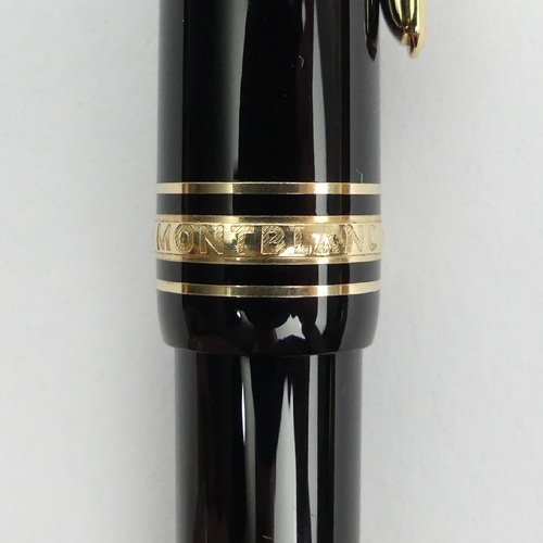 149 - Mont Blanc Meisterstuck propelling pencil in black and gold, 15cm, UK Postage £12. Condition report:... 