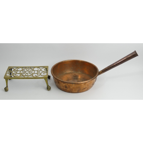 174 - A large copper pan and an old brass trivet, 
pan 52cm x 30cm. UK Postage £18.