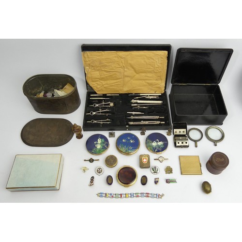 146 - A lacquer box containing six vintage compacts along with an old tin of buttons and a leather stud bo... 