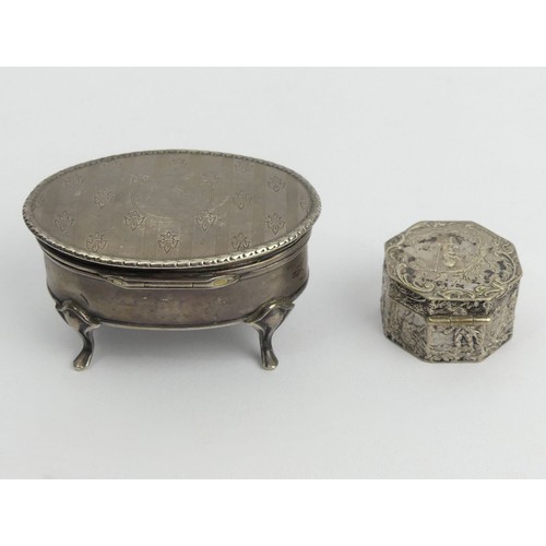 113 - A silver hinged trinket box and a plush lined silver trinket box, Birmingham 1911, 124.8 grams, larg... 