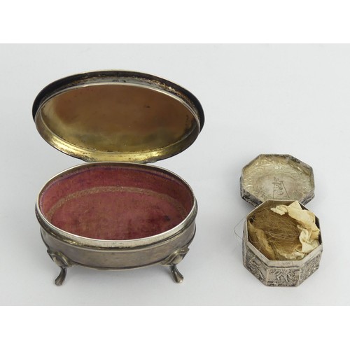 113 - A silver hinged trinket box and a plush lined silver trinket box, Birmingham 1911, 124.8 grams, larg... 