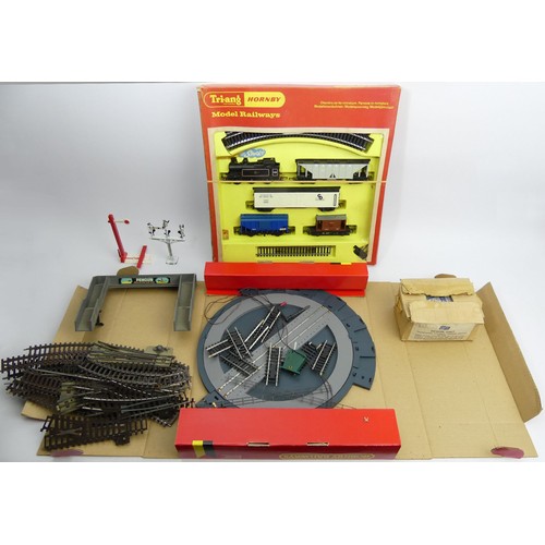 326 - Tri-ang 00 Gauge model railway set and a turntable (boxed) spare track and a controller. UK Postage ... 