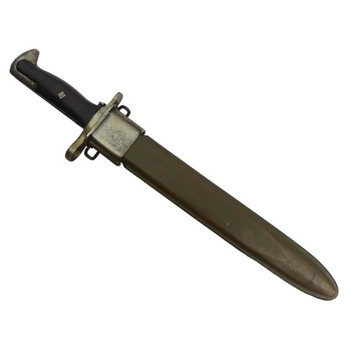 126 - A US World War II Garand rifle bayonet and scabbard, 40cm. UK Postage £14.