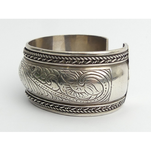 80 - Native American sterling silver floral engraved cuff bangle, 83.8 grams, 35mm. UK Postage £12.