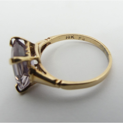 93 - 9ct gold amethyst single stone ring, 2.6 grams, 11.4mm, size O.  UK Postage £12.