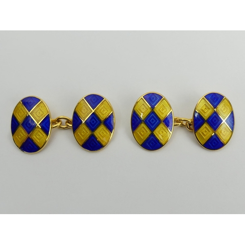 99 - A set of 9ct gold and enamel cufflinks and dress studs in a fitted box. Birm. 2006, 25
3 grams.  UK ... 