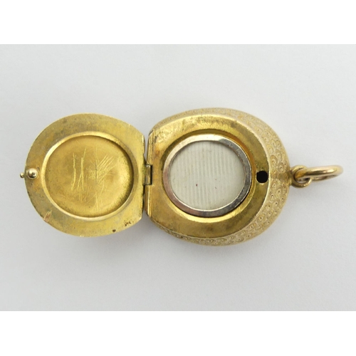 119 - Victorian 15ct gold (tested) horseshoe design locket, 6.6 grams, 33mm x 23mm. UK Postage £12.