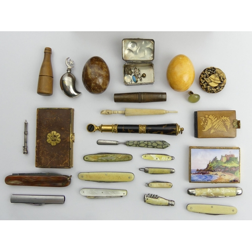 376 - A box of miscellaneous items including pocket knives and a stanhope. UK Postage £14.