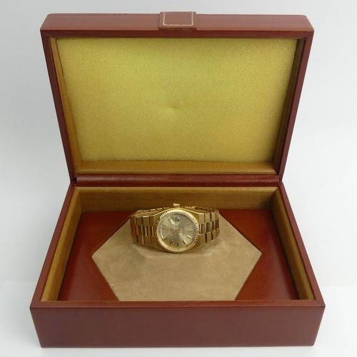 152 - 18ct gold Rolex Oyster quartz day-date superlative chronometer, No 6296289, dating from 1982, comple... 