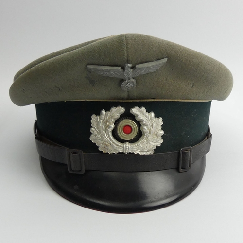 208 - World War II German peak visor cap.