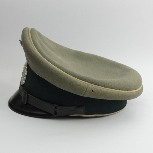 208 - World War II German peak visor cap.