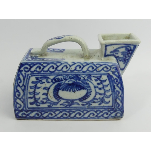 335 - An early 19th century Chinese blue & white porcelain urinal, 21cm x 13.5cm.