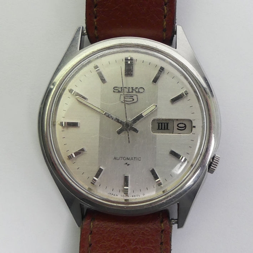 154 - Gents Seiko automatic day, date adjust watch. 37 mm wide.
Condition report: In working order.