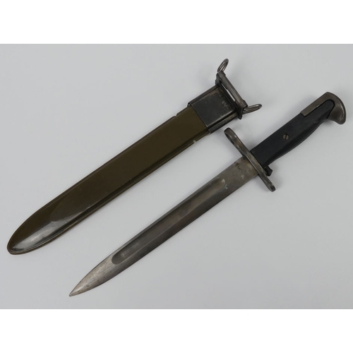 225 - WWII US MI model 1943 type bayonet and scabbard, blade 24cm.