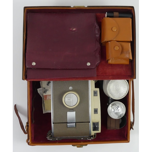 291 - A Polaroid 800 camera in a fitted case complete with flashgun and instructions.