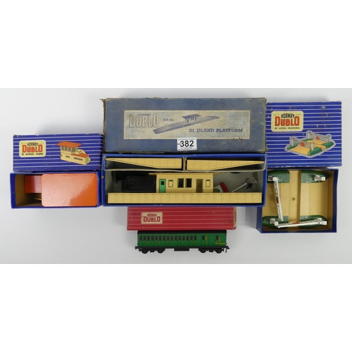 382 - A boxed Hornby Dublo DA46 DI Island Platform, Hornby Dublo DI Signal box, Horny Dublo DI level cross... 