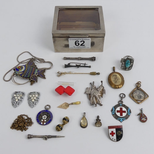 62 - A box of jewellery, including an enamelled articulated silver fish pendant and a 9ct gold trowel.