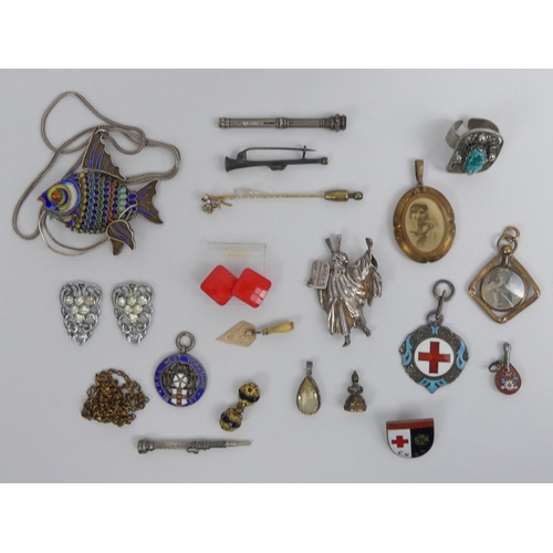 62 - A box of jewellery, including an enamelled articulated silver fish pendant and a 9ct gold trowel.