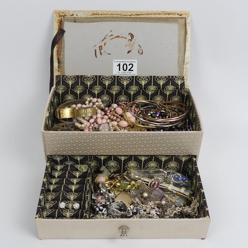 102 - A box of mixed jewellery including 9ct gold earrings and a sterling silver hinged bangle.