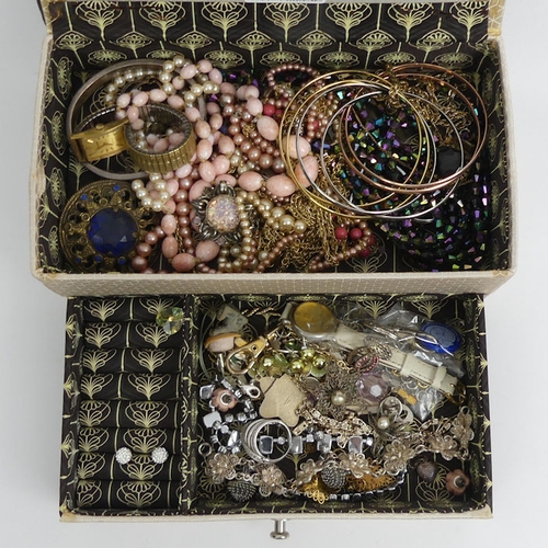 102 - A box of mixed jewellery including 9ct gold earrings and a sterling silver hinged bangle.