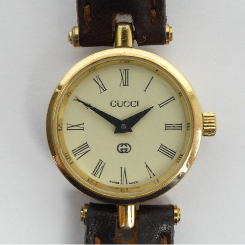 120 - Ladies Gucci gold tone quartz watch, 23.7mm.
Condition Report: In working order.