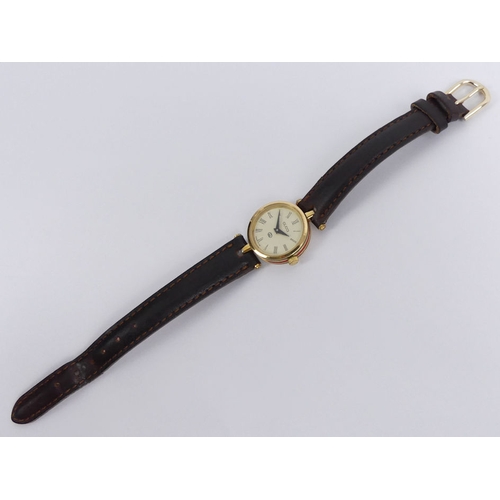 120 - Ladies Gucci gold tone quartz watch, 23.7mm.
Condition Report: In working order.