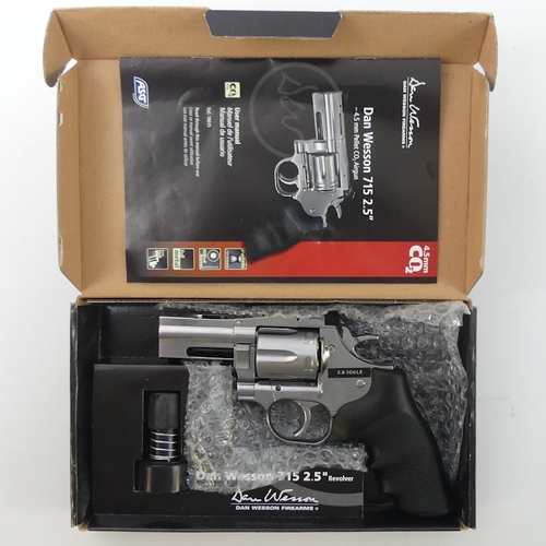 231 - Dan Wesson 715 2.5 revolver CO2 boxed with instructions, 19cm.
No licence is required to purchase th... 