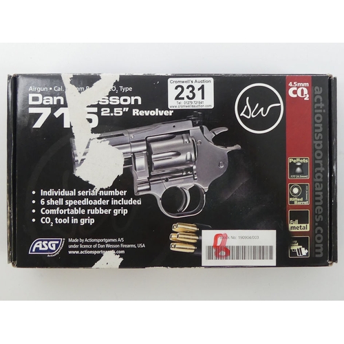 231 - Dan Wesson 715 2.5 revolver CO2 boxed with instructions, 19cm.
No licence is required to purchase th... 