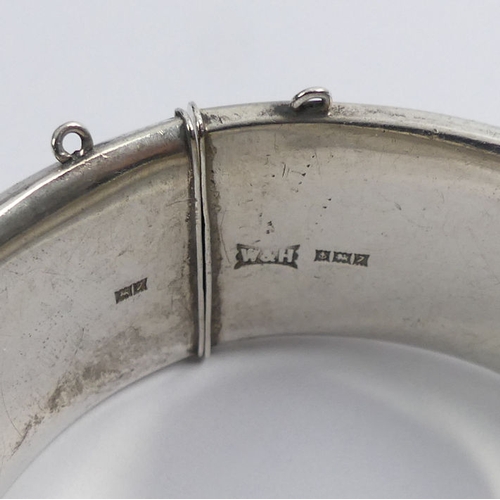 37 - Elizabeth II, Walker & Hall silver, scrolling feather design hinged bangle, Birm. 1958, 59 grams, 22... 