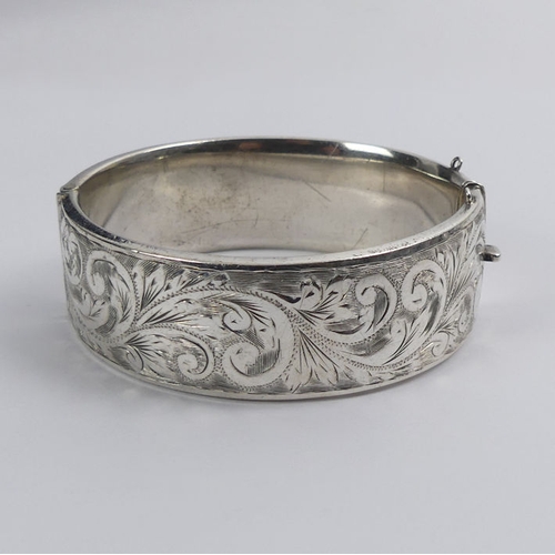 37 - Elizabeth II, Walker & Hall silver, scrolling feather design hinged bangle, Birm. 1958, 59 grams, 22... 