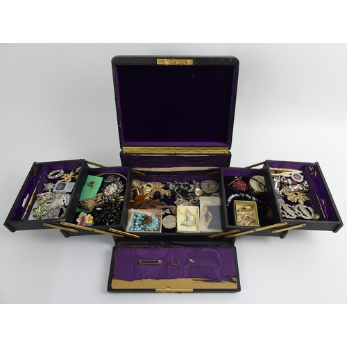 38 - A jewellery box and contents, including a 22ct gold ring, as seen, and a silver agate bracelet.