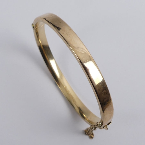 48 - 9ct gold scrolling foliate design hinged bangle, Birm. 1948, 8.8 grams, 6.3mm.