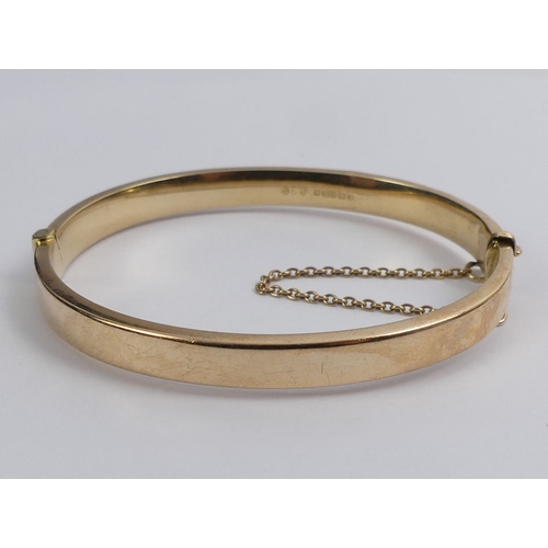 48 - 9ct gold scrolling foliate design hinged bangle, Birm. 1948, 8.8 grams, 6.3mm.