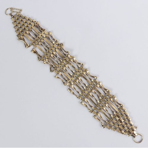 92 - 9ct gold, eight bar gate bracelet, 14.8 grams, 26.8mm x 18cm.