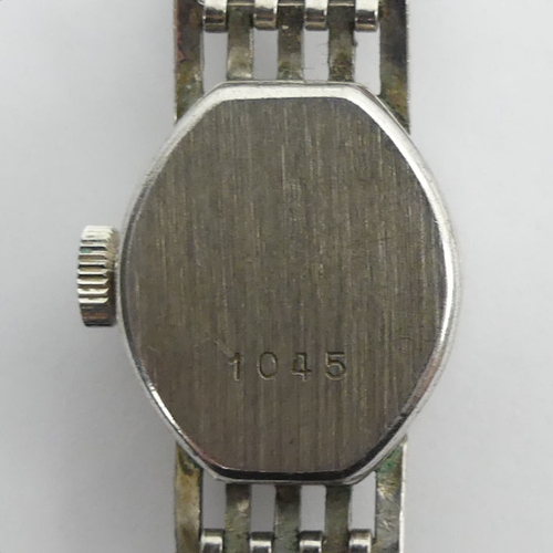 117 - Sterling silver Rotary manual wind watch and strap, 18.3 grams, 16.7mm x 180mm.
Condition report:
In... 