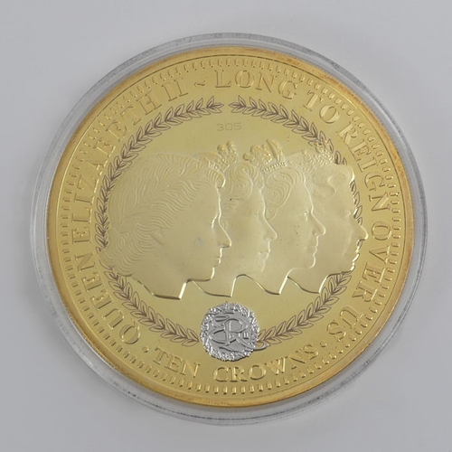 139 - The 'Long to Reign Over Us' Ten Crowns limited edition, 24ct gold plated coin, weighing over 10oz, 8... 