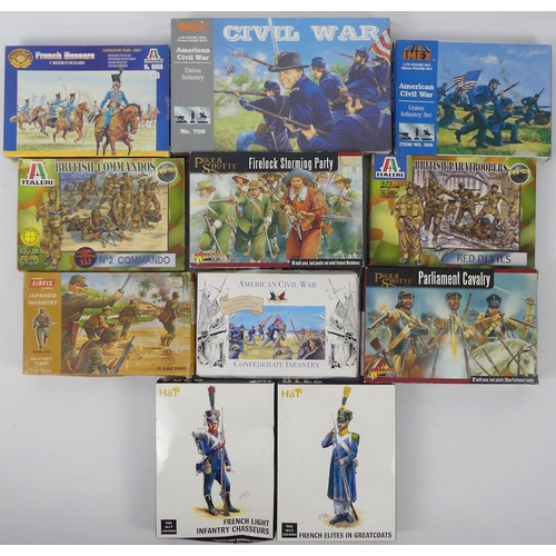 402 - Ten boxed plastic military figures, including Italia British commandos, French Light Infantry and Im... 