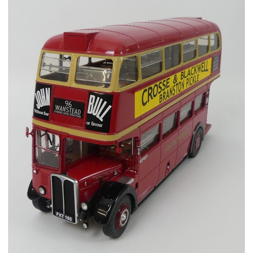 432 - A boxed Sun Star ltd edition diecast 1946 RT10-FXT 185 double decker bus 1:24 scale together with a ... 