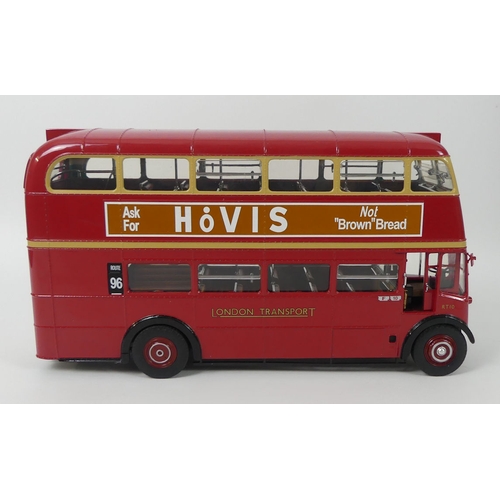 432 - A boxed Sun Star ltd edition diecast 1946 RT10-FXT 185 double decker bus 1:24 scale together with a ... 